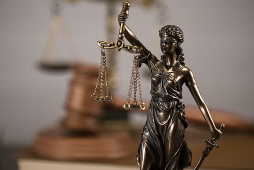 Estátua da Justiça e martelo judicial